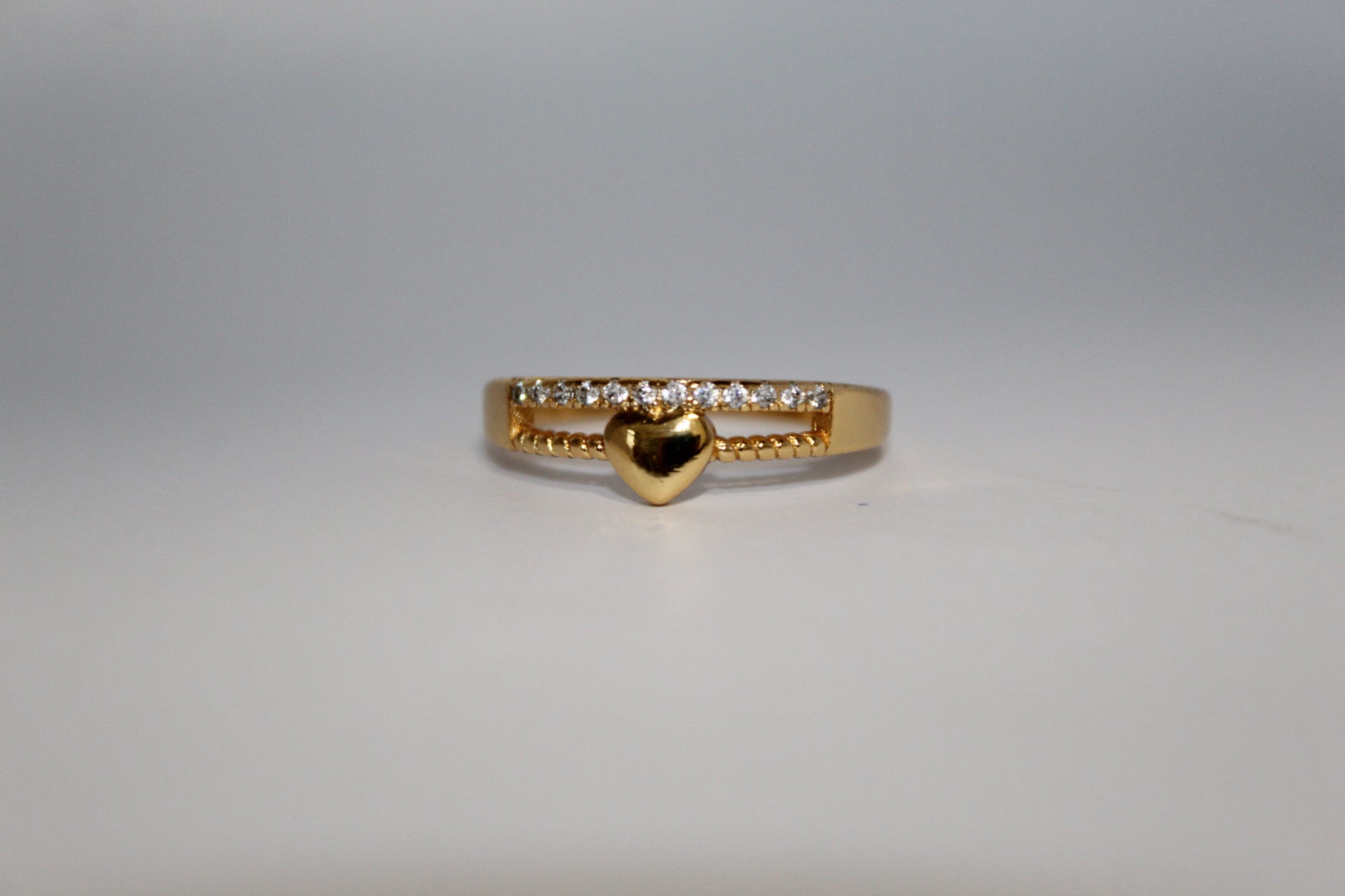 ANEL COM CORACAO LISO E FILETE DE ZIRCONIAS