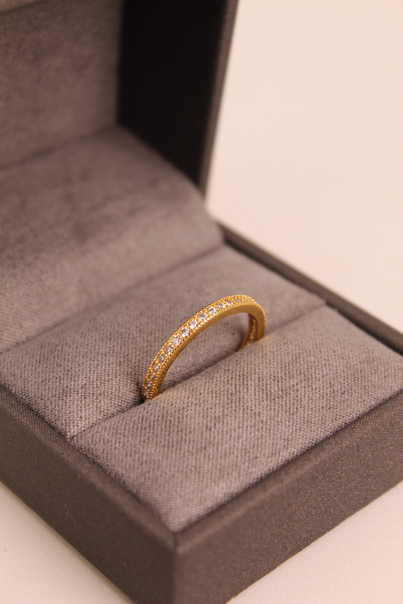 ANEL APARADOR ALIANÇA INTEIRO CRAVEJADO