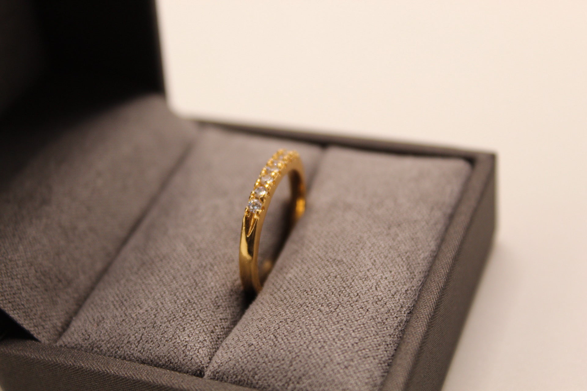 ANEL APARADOR DE ALIANCA CRAVEJADO